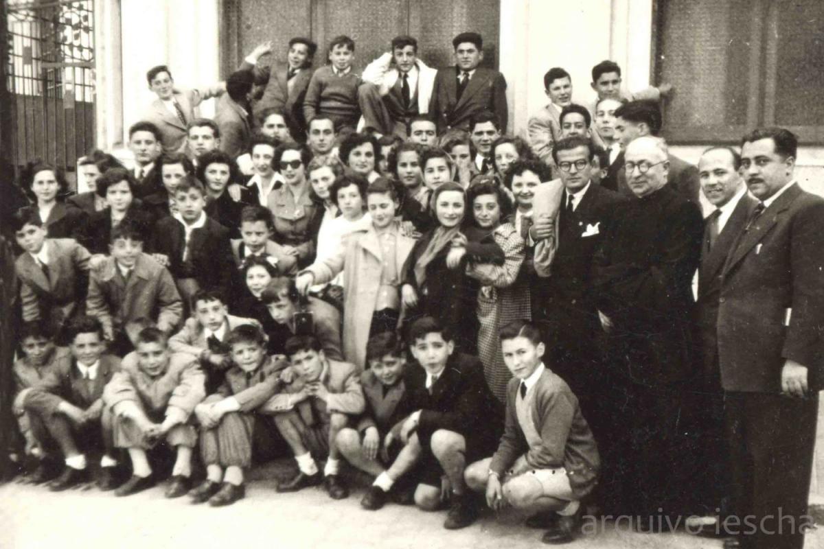 ¿Curso 1962-1963? Profesores e alumnos da Academia Ferreiro (Foto cedida polo Iescha)